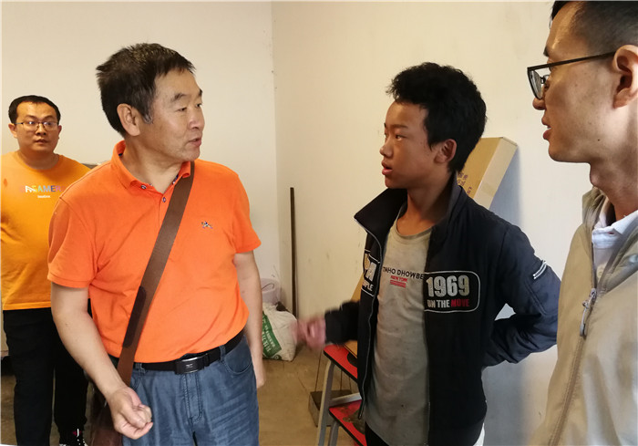 唐書記慰問貧困建卡戶 唐書記慰問貧困建卡戶