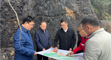 廣元市利州區(qū)領(lǐng)導(dǎo)蒞臨礦勘集團(tuán)承擔(dān)的某瀝青礦勘查項目調(diào)研